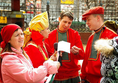 Пасхальные гуляния в Боровецкой церкви. Фото: Виталий Околеснов. Увеличить до размера: 119,48 Kb [604X426]
