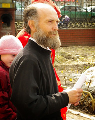 Пасхальные гуляния в Боровецкой церкви. Фото: Виталий Околеснов. Увеличить до размера: 103,13 Kb [478X604]