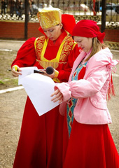 Пасхальные гуляния в Боровецкой церкви. Фото: Виталий Околеснов. Увеличить до размера: 83,83 Kb [428X604]