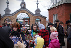 Благотворительная ярмарка в день Вербного воскресенья. Увеличить изображение. Размер фала: 238,24 Kb [800X536]