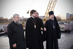 Посещение архиерея места строительства храма Рождества Христова. Увеличить изображение. Размер файла: 140,34 Kb [800X536]