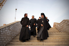 Посещение архиерея места строительства храма Рождества Христова. Увеличить изображение. Размер файла: 140,51 Kb [800X536]