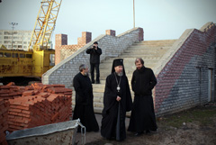 Посещение архиерея места строительства храма Рождества Христова. Увеличить изображение. Размер файла: 188,58 Kb [800X536]