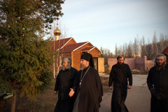 Посещение архиерея места строительства храма Рождества Христова. Увеличить изображение. Размер файла: 189,71 Kb [800X536]