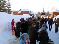 Рождественская ярмарка и крестный ход. Увеличить изображение. Размер файла: 166,27 Kb [800X600]