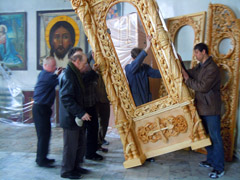 Установка нового иконостаса. Увеличить изображение. Размер файла: 184,85 Kb [800X600]