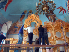 Установка нового иконостаса. Увеличить изображение. Размер файла: 221,39 Kb [800X600]