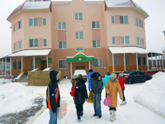 Учащиеся воскресной школы посетили Дом малютки. Увеличить изображение. Размер файла: 173,94 Kb [800X600]