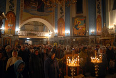 Ночное Божественная Литургия в Боровецком храме г. Набережные Челны. Увеличить изображение. Размер файла: 121,83 Kb [800X536]