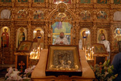 Ночное Божественная Литургия в Боровецком храме г. Набережные Челны. Увеличить изображение. Размер файла: 165,92 Kb [800X536]