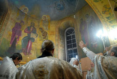 Ночное Божественная Литургия в Боровецком храме г. Набережные Челны. Увеличить изображение. Размер файла: 113,94 Kb [800X536]