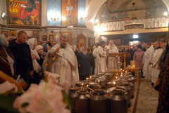 Ночное Божественная Литургия в Боровецком храме г. Набережные Челны. Увеличить изображение. Размер файла: 128,14 Kb [800X536]