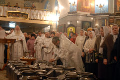 Ночное Божественная Литургия в Боровецком храме г. Набережные Челны. Увеличить изображение. Размер файла: 114,86 Kb [800X536]