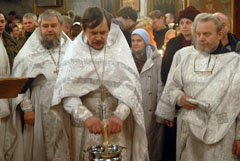 Ночное Божественная Литургия в Боровецком храме г. Набережные Челны. Увеличить изображение. Размер файла: 125,83 Kb [800X536]