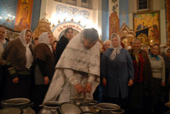 Ночное Божественная Литургия в Боровецком храме г. Набережные Челны. Увеличить изображение. Размер файла: 104,27 Kb [800X536]