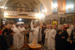Ночное Божественная Литургия в Боровецком храме г. Набережные Челны. Увеличить изображение. Размер файла: 107,28 Kb [800X536]