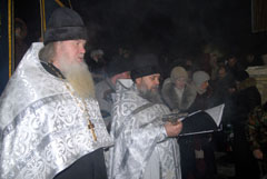 Ночное Божественная Литургия в Боровецком храме г. Набережные Челны. Увеличить изображение. Размер файла: 106,46 Kb [800X536]