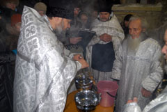 Ночное Божественная Литургия в Боровецком храме г. Набережные Челны. Увеличить изображение. Размер файла: 111,14 Kb [800X536]