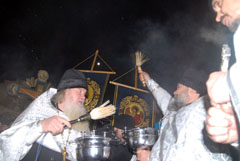 Ночное Божественная Литургия в Боровецком храме г. Набережные Челны. Увеличить изображение. Размер файла: 99,32 Kb [800X536]