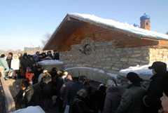 Боровецкий родник в день праздника Крещения Господня. Увеличить изображение. Размер файла: 106,12 Kb [800X536]