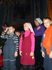 Причастие детей воскресной школы. Увеличить изображение. Размер файла:419,87 Kb [600X800]