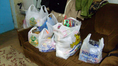 Раздача новогодних подарков детям. Увеличить изображение. Размер файла: 419,36 Kb [800X450]