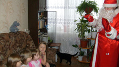 Раздача новогодних подарков детям. Увеличить изображение. Размер файла:340,95 Kb [800X450]