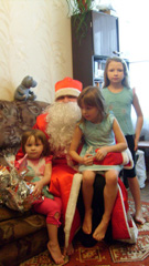 Раздача новогодних подарков детям. Увеличить изображение. Размер файла:350,64 Kb [450X800]