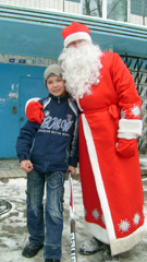 Раздача новогодних подарков детям. Увеличить изображение. Размер файла:363,01 Kb [450X800]