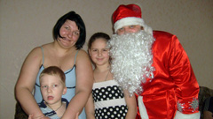 Раздача новогодних подарков детям. Увеличить изображение. Размер файла:339,87 Kb [800X450]