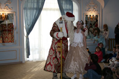 Рождественская елка для детей из малообеспеченных и многодетных семей. Увеличить изображение. Размер файла:76,43 Kb [604X403]