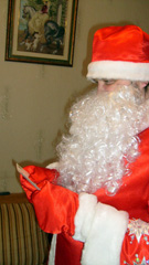 Раздача новогодних подарков детям. Увеличить изображение. Размер файла:350,67 Kb [450X800]