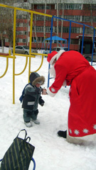 Раздача новогодних подарков детям. Увеличить изображение. Размер файла:370,49 Kb [450X800]