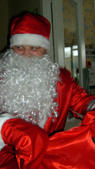 Раздача новогодних подарков детям. Увеличить изображение. Размер файла:353,23 Kb [450X800]