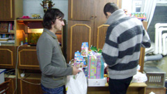 Раздача новогодних подарков детям. Увеличить изображение. Размер файла:381,25 Kb [800X450]