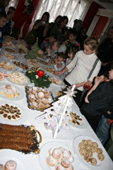 Рождественская елка для детей из малообеспеченных и многодетных семей. Увеличить изображение. Размер файла:101,67 Kb [403X604]