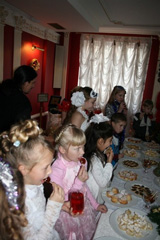 Рождественская елка для детей из малообеспеченных и многодетных семей. Увеличить изображение. Размер файла:86,35 Kb [403X604]