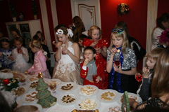 Рождественская елка для детей из малообеспеченных и многодетных семей. Увеличить изображение. Размер файла:80,92 Kb [604X403]