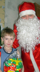 Раздача новогодних подарков детям. Увеличить изображение. Размер файла:370,31 Kb [450X800]