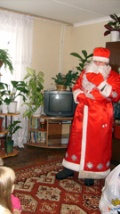 Раздача новогодних подарков детям. Увеличить изображение. Размер файла:399,2 Kb [450X800]