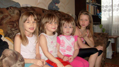 Раздача новогодних подарков детям. Увеличить изображение. Размер файла:344 Kb [800X450]