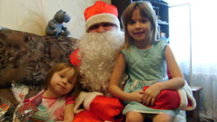 Раздача новогодних подарков детям. Увеличить изображение. Размер файла:331,48 Kb [800X450]
