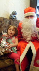 Раздача новогодних подарков детям. Увеличить изображение. Размер файла:357,13 Kb [450X800]