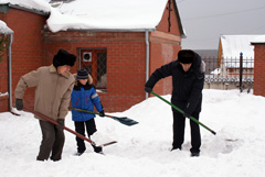 Установка Рождественского вертепа. Увеличить изображение. Размер файла: 347,58 Kb [800X536]