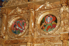 Установка новых икон на иконостас. Увеличить изображение. Размер файла:585,91 Kb [800X536]