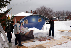 Установка Рождественского вертепа. Увеличить изображение. Размер файла: 460,21 Kb [800X536]