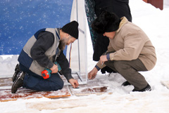 Установка Рождественского вертепа. Увеличить изображение. Размер файла: 386,68 Kb [800X536]