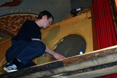 Установка новых икон на иконостас. Увеличить изображение. Размер файла:497,37 Kb [800X536]