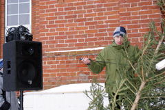 Установка Рождественского вертепа. Увеличить изображение. Размер файла: 525,43 Kb [800X536]