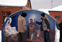 Установка Рождественского вертепа. Увеличить изображение. Размер файла: 399,47 Kb [800X536]